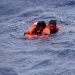 Balseros cubanos rescatados por la Guardia Costera estadounidense tras naufragar cerca de Key West. Foto: @USCGSoutheast/Twitter.