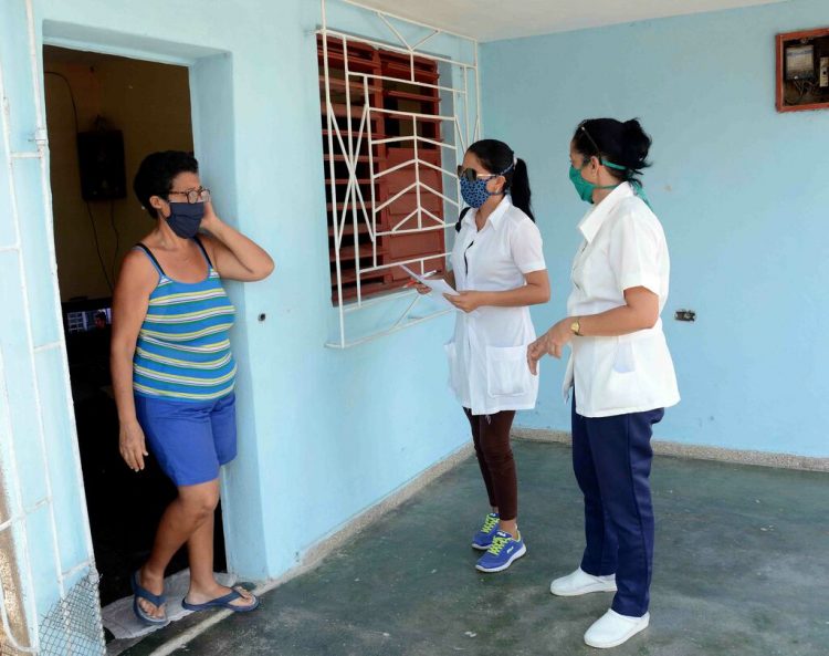 Personal médico durante pesquisa para frenar contagios en Camagüey. Foto: ACN/Archivo.