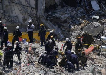 Personal de búsqueda y rescate trabaja sobre los escombros de Champlain Towers South. Decenas de víctimas permanecen desaparecidas más de una semana después. Foto: Mark Humphrey/AP.