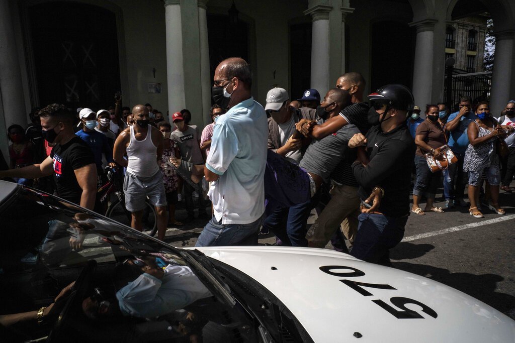 La policía detiene a un manifestante antigubernamental durante una protesta en La Habana, Cuba, el domingo 11 de julio de 2021. Foto: Ramón Espinosa / AP / Archivo.
