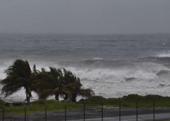 El huracán Elsa afecta las costas de Argyle, en San Vicente. Foto: AP.
