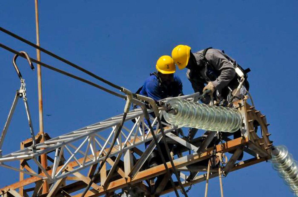 Trabajadores eléctricos en Cuba. Foto: Julio Martínez Molina / Granma / Archivo.