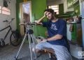 El joven cineasta cubano Raúl Prado, durante una entrevista con OnCuba en su casa en Playa, en La Habana. Foto: Otmaro Rodríguez.