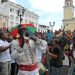 Desfile de una conga por el Parque Céspedes de Santiago de Cuba, durante el Festival del Caribe. Foto: Eric Caraballoso / Archivo.