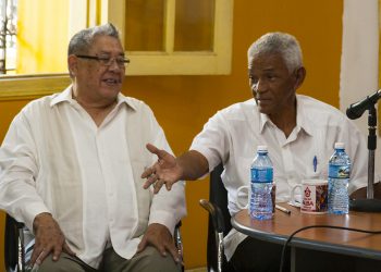 Los generales cubanos Armando Choy (izq) y Gustavo Chui (der) durante la presentación del libro “Nuestra historia aún se está escribiendo”, en febrero de 2018. Foto: Maykel Espinosa / Juventud Rebelde / Archivo.