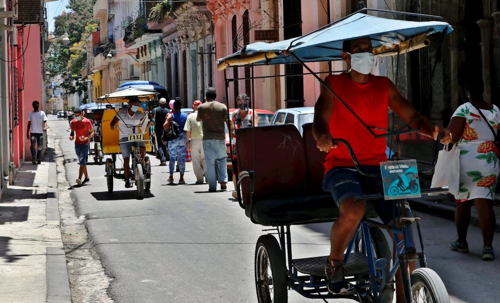Vista general de una tradicional calle en la Habana vieja hoy, en La Habana (Cuba). Foto: EFE/ Ernesto Mastrascusa.