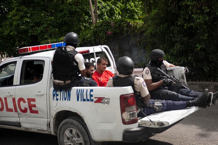 La policía haitiana traslada a dos colombianos del team que ejecutó al presidente Jovenel Moïse. Foto: WSJ.
