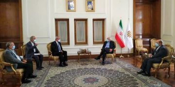 El canciller iraní, Mohamad Yavad Zarif, reunido con el director del Instituto Finlay de Vacunas (IFV) de Cuba, Vicente Vérez Bencomo, en Teherán, 26 de julio de 2021. Foto: hispantv.com