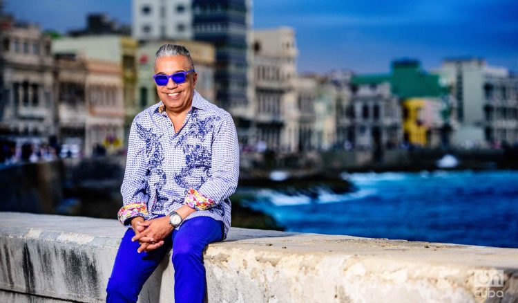 El curador y especialista en artes visuales Juanito Delgado, líder del proyecto cultural Detrás del Muro, fallecido en La Habana el 15 de julio de 2021. Foto: Izuky Pérez / Archivo OnCuba.