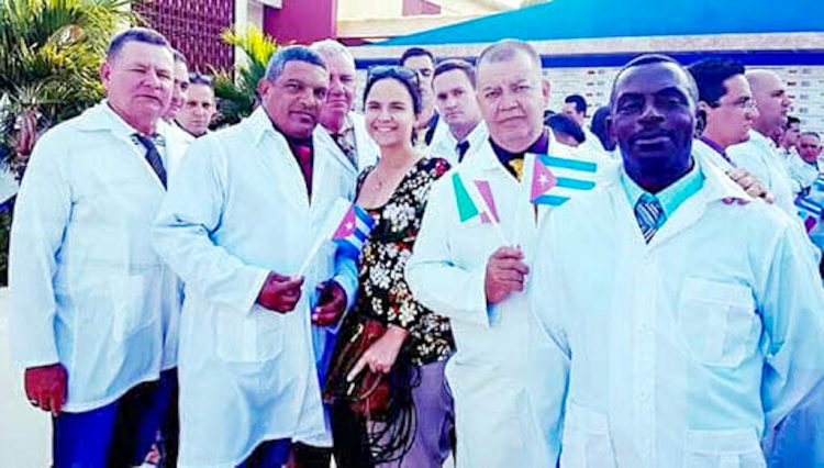 El médico cubano Graciliano Díaz (der), junto a sus colegas antes de partir a Lombardía. Foto: Perfil de Facebook de Miguel Ángel Gaínza / Cubadebate.