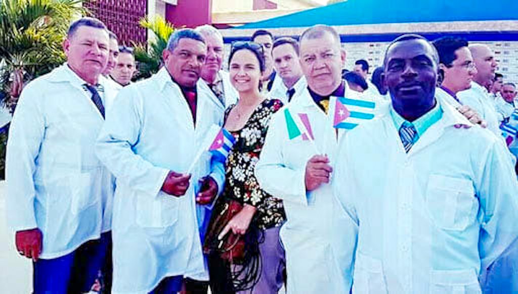 El médico cubano Graciliano Díaz (der), junto a sus colegas antes de partir a Lombardía. Foto: Perfil de Facebook de Miguel Ángel Gaínza / Cubadebate.
