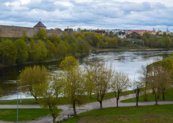 El río Narva, frontera entre Rusia y Estonia. Foto:  Caminos Me Lleven.
