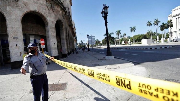 Un agente de la PNR impide el paso frente al Capitolio de La Habana, el 13 de julio. | Foto: Time