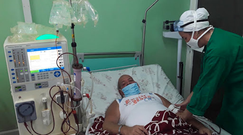 Paciente recibe tratamiento de hemodiálisis en Cuba. Foto: ACN / Archivo.