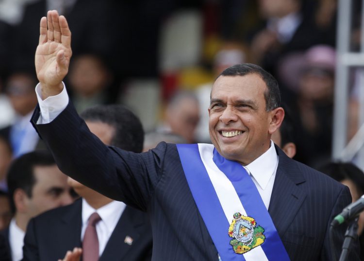 Porfirio Lobo tomando posesión como presidente de Honduras, el 27 de enero de 2010. Foto: AP.
