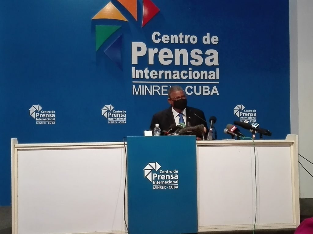 Rubén Remigio Ferro, presidente del Tribunal Supremo Popular (TSP) de Cuba, durante una conferencia de prensa sobre los procesos judiciales a participantes en las protestas del 11 y 12 de julio de 2021 en Cuba. Foto: Fiscalía General de Cuba / Twitter.