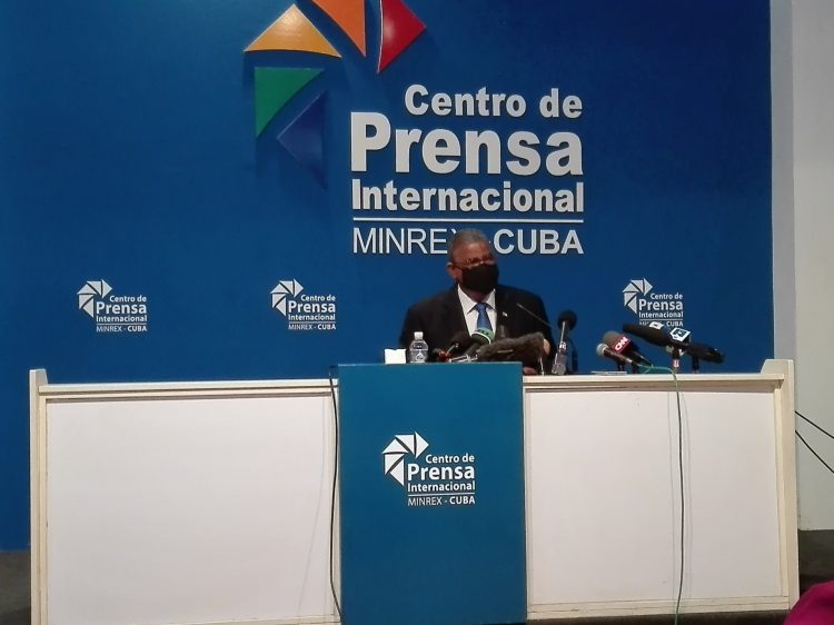 Rubén Remigio Ferro, presidente del Tribunal Supremo Popular (TSP) de Cuba, durante una conferencia de prensa sobre los procesos judiciales a participantes en las protestas del 11 y 12 de julio de 2021 en Cuba. Foto: Fiscalía General de Cuba / Twitter.