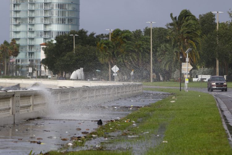 El malecón de Tampa bajo Elsa. Foto: Tampa Bay Times.