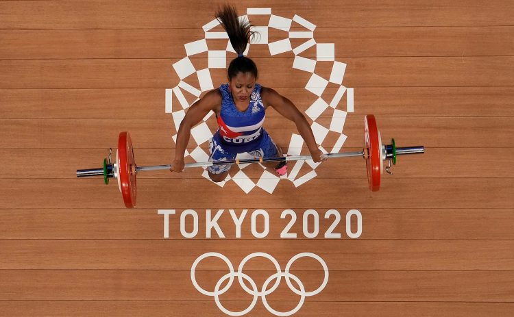 Ludia Montero obtuvo un histórico sexto lugar para Cuba en las pesas femeninas de los Juegos Olímpicos de Tokio. (AP Photo/Luca Bruno)