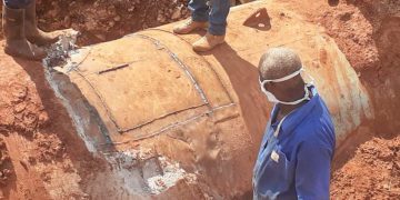 Trabajos de reparación en la conductora de agua de Cuenca Sur, en La Habana, luego de que esta sufriera una avería. Foto: Eduardo Douglas Pedroso / Tribuna de La Habana.