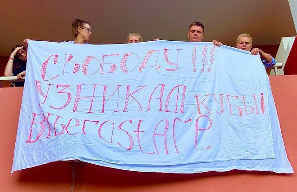 Turistas rusos protestan en un hotel en Varadero donde permanecen aislados tras dar positivos a pruebas de la COVID-19. Foto: katerina_tyuleneva_76/Instagram vía Rusia Today.