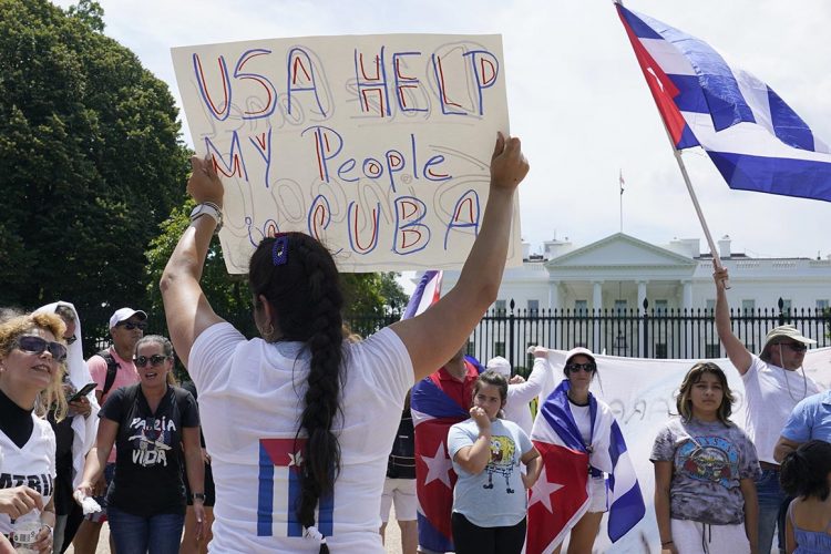 Cubanos frente a la Casa Blanca. Foto: Politico.
