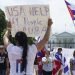 Cubanos frente a la Casa Blanca. Foto: Politico.