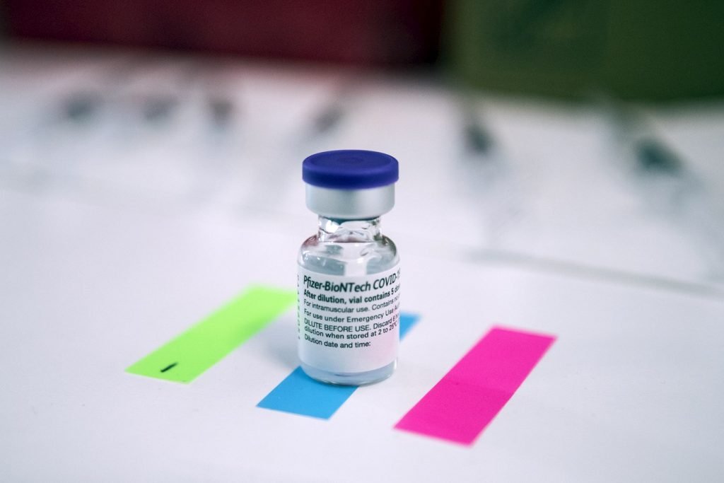 Vista de una dosis de la vacuna contra la covid-19 de Pfizer-BioNtech. Foto: EFE/Etienne Laurent/Archivo.