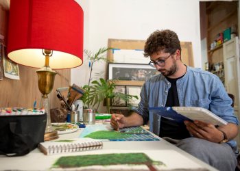 Rafael Villares en su estudio; La Habana, 2021. Foto: CeCe Monteagudo.