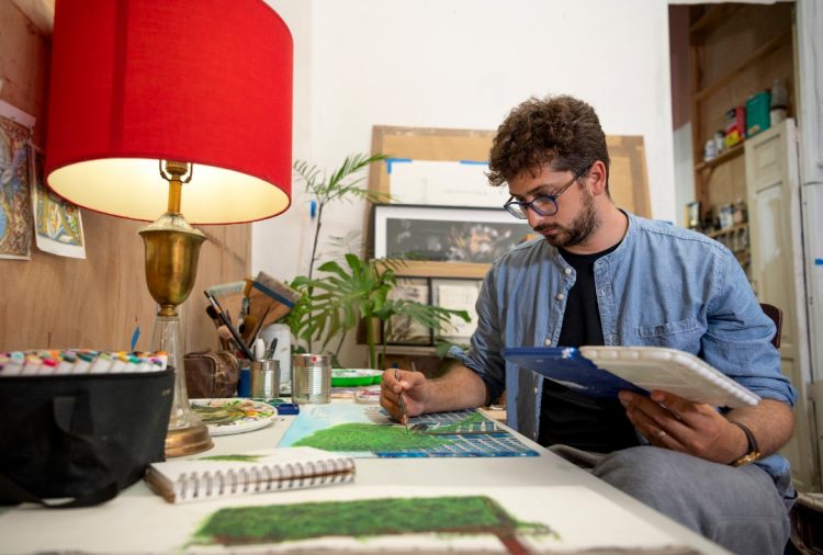 Rafael Villares en su estudio; La Habana, 2021. Foto: CeCe Monteagudo.