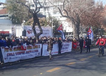 Protestas frente a la Embajada cubana en Chile. Foto: Diego Ortolani