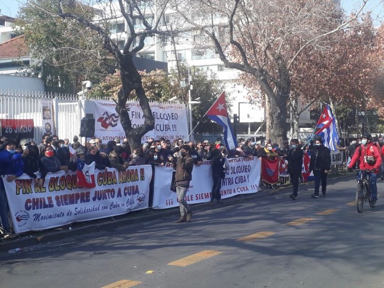 Protestas frente a la Embajada cubana en Chile. Foto: Diego Ortolani