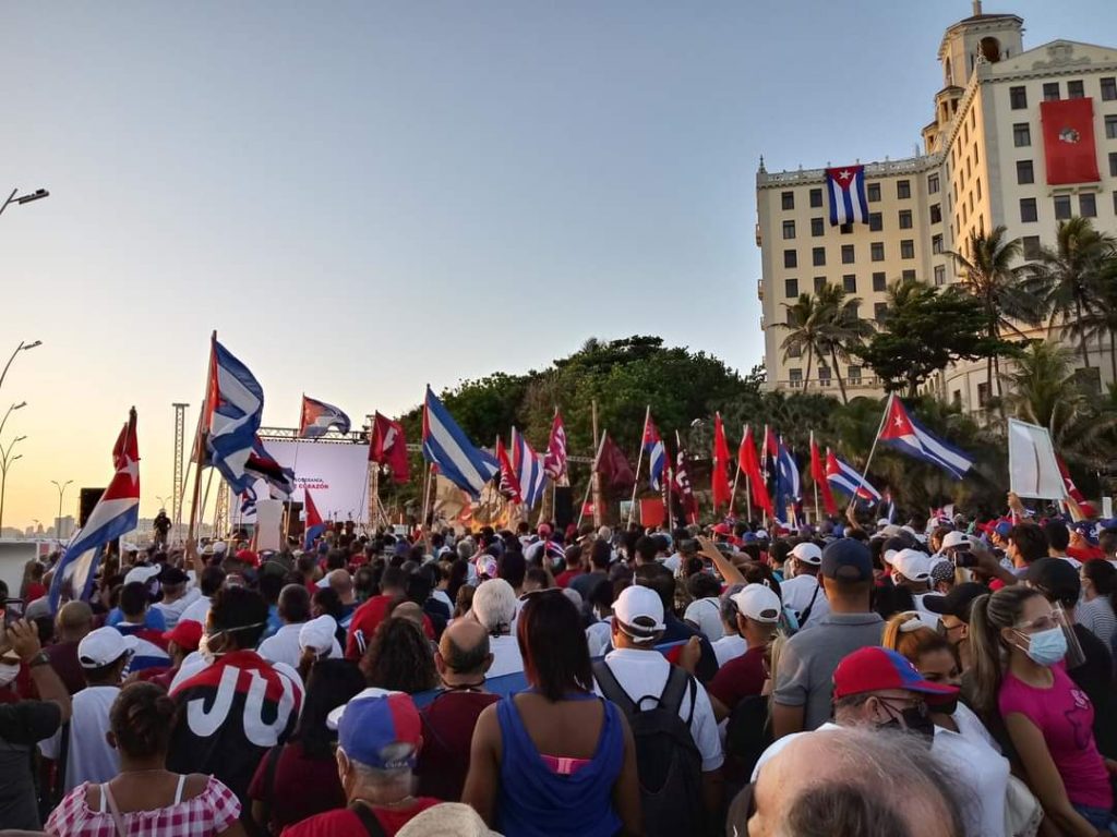 Concentración a favor del gobierno cubano en la zona de La Piragua, en La Habana, en la mañana del sábado 17 de julio de 2021. Foto: @PresidenciaCuba / Twiiter.