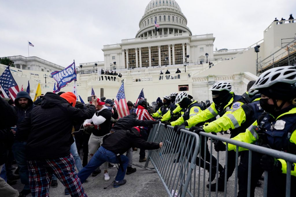 Imagen del inicio del asalto al Capitolio de Washington, EE.UU, el 6 de enero de 2021. Foto: Mark Dulles / AP / Archivo