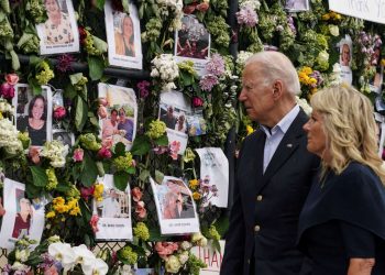 El presidente Joe Biden y la primera dama Jill Biden, visitan el muro de la recordación con las fotos de víctimas y desaparecidos en Surfside. | Foto: Pool/Kevin Lamarque