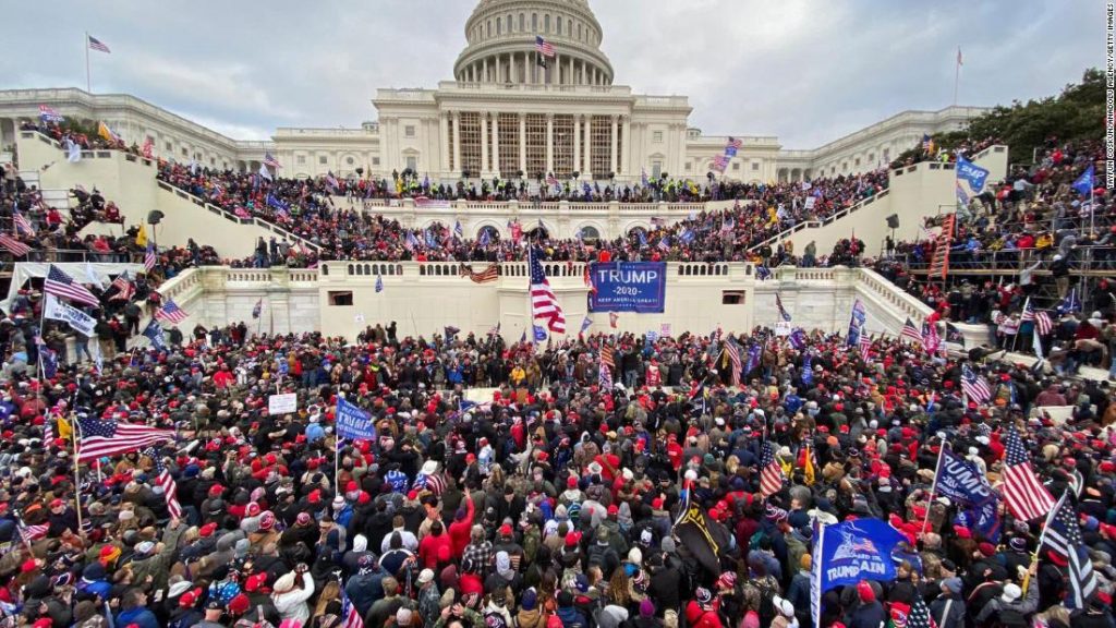 La multitud que cercó el Capitolio en Washington DC el 6 de enero pasado. Foto: EFE / Archivo.