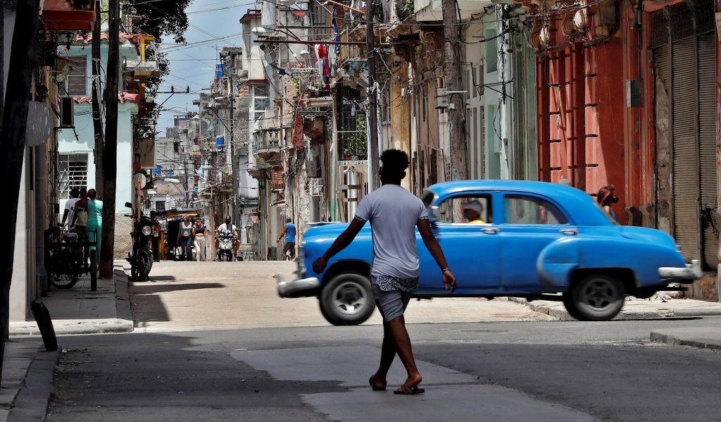 Personas en una calle de La Habana, pocos días después de las protestas contra el gobierno cubano. Foto: Ernesto Mastrascusa / EFE.
