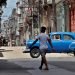 Personas en una calle de La Habana, pocos días después de las protestas contra el gobierno cubano. Foto: Ernesto Mastrascusa / EFE.