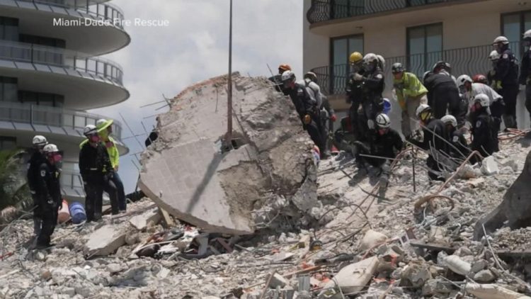 Un grupo de rescatistas inspecciona este lunes los restos del edificio demolido en Surfside, Florida. Foto: ABC News.