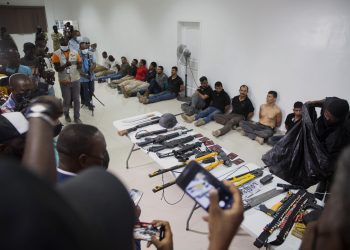 El grupo de colombianos capturados en Haití siendo presentados a la prensa. | Foto: Joseph Odelyn / AP