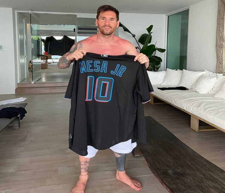 Leo Messi, quien se encuentra de vacaciones en Miami, posó con la camiseta del joven pelotero cubano Víctor Mesa Jr. Foto: Tomada del Twitter de Víctor Mesa Jr.