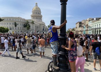 Capitolio cubano, de fondo, uno de los puntos de concentraciones antigubernamentales el 11 de julio de 2021. Foto: https://twitter.com/reuterssarah