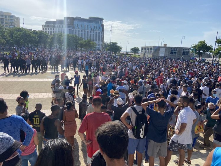 Protestas en La Habana, el domingo 11 de julio de 2021. Foto: @reuterssarah / Twitter / Archivo.