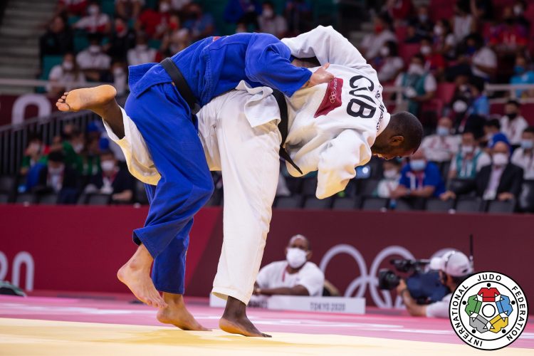 Iván Silva (de blanco) no pudo superar su primer combate en los Juegos Olímpicos de Tokio. Foto: International Judo Federation.