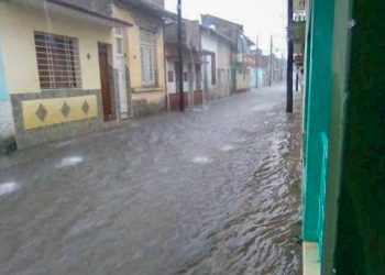 Una calle en Santa Clara inundada a causa de la tormenta. Foto: Telecubanacan/Facebook vía Cubadebate.