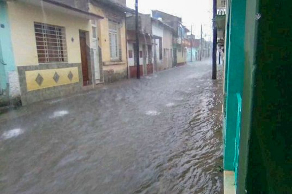 Una calle en Santa Clara inundada a causa de la tormenta. Foto: Telecubanacan/Facebook vía Cubadebate.