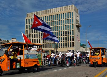 Caravana en apoyo al gobierno cubano por el Malecón de La Habana, mientras pasa por las inmediaciones de la Embajada de los EE.UU. en Cuba, el 5 de agosto de 2021. Foto: Ernesto Mastrascusa / EFE.