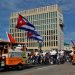 Caravana en apoyo al gobierno cubano por el Malecón de La Habana, mientras pasa por las inmediaciones de la Embajada de los EE.UU. en Cuba, el 5 de agosto de 2021. Foto: Ernesto Mastrascusa / EFE.