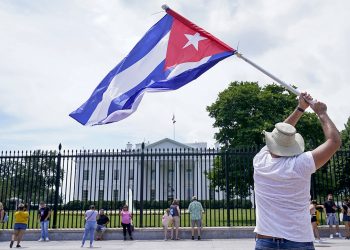 Cubanos se manifiestan frente a la Casa Blanca en apoyo a las protestas de julio 2021. Foto: AP /Susan Walsh)