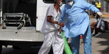 Un paciente sospechoso de tener la COVID-19 llega en ambulancia al Hospital San Felipe en Tegucigalpa, Honduras. Foto: Gustavo Amador / EFE / Archivo.
